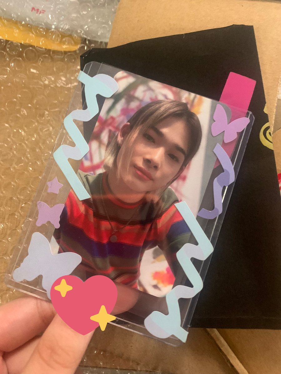 blucheorryjam's tweet photo. ༉‧₊˚✧ #yanicart #SKKCARTFeedbacks 

nagulat ako nung dumating ‘to kasi di ako aware 🤣🤣 inunpack ko agad after class ko and super duper happy ko dito !! 😭😭 DAMING SPARKS BIGLA 🥲✋🏻 THANKIE SO MUCH FOR THIS, @skkcart !!! maayos pagkapack and super cute ng toploader <33 https://t.co/ofmtAWKY1N