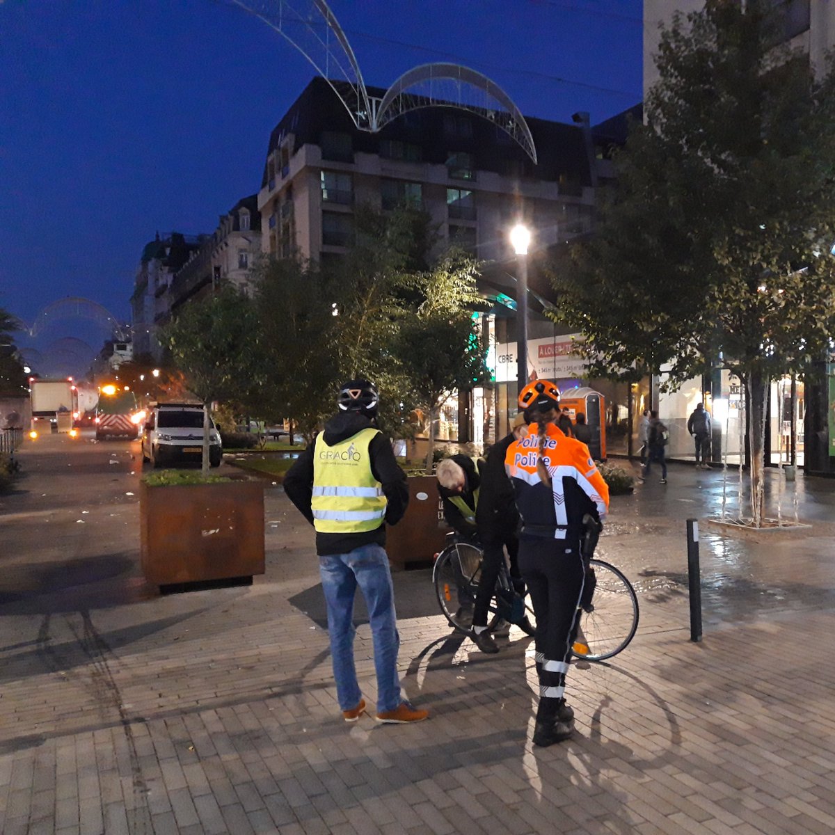 Vanmorgen met de fietsbrigade nous avons distribué des lampes aux cyclistes pas suffisament éclairé•e•s.

#BeBrightUseALight

We hebben nog lampjes.
We will come back next week 😉
#bikeforbrussels