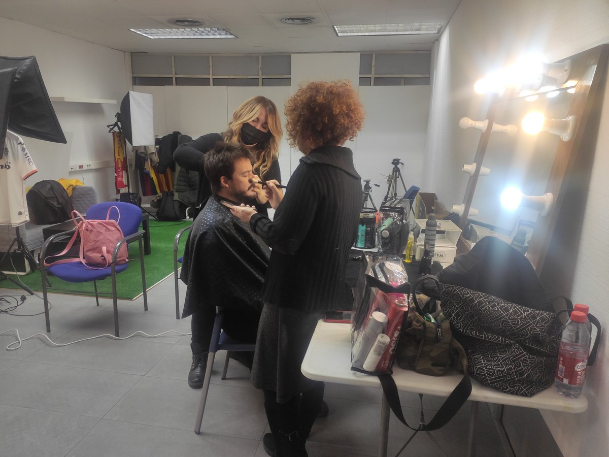 Isaolms's tweet photo. Hoy @levante_emv y @superdeporte_es son plató de cine 🎥🎞️ David Marqués rueda 'Temporada baja' #rodaje #cinevalenciano #DavidMarques #Entemporadabaja #AntonioResines #EduSoto #CoqueMalla #FeleMartinez #AnaMilan #NachoFresneda #MariaAlmudever #RosanaPastor #MartaBelenguer https://t.co/ahUQj3Tm1m