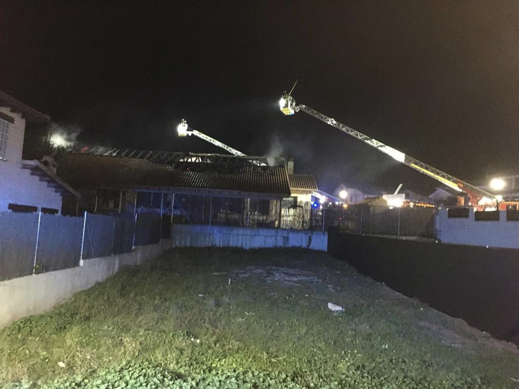 Parque_11's tweet photo. Apoyamos a los compañeros del #Parque13 #lozoyuela y #Parque21 #Coslada en un #Incendio de una vivienda en #Torrelaguna
Con @guardiacivil y #summa112
#BomberosCM https://t.co/Scaixnkdyq