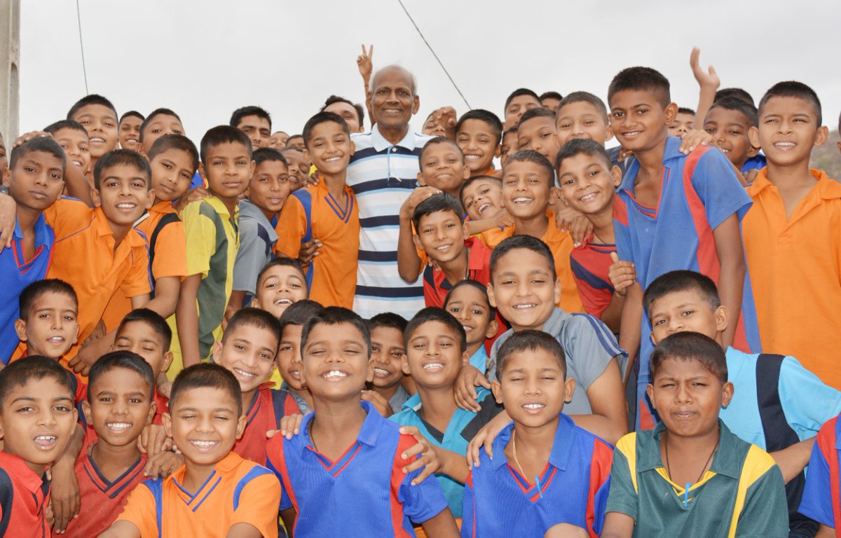 satyam0729's tweet photo. जयप्रकाश जी के नेतृत्व में PPP mode पर चल रहे सूर्या एकलव्य सैनिक स्कूल के माध्यम से गुजरात के आदिवासी बच्चों को मिल रही शिक्षा से उनके जीवन मे प्रगति आई है। बच्चे खेल और शिक्षा के क्षेत्र में आगे बढ़ रहे हैं।
@Suryafnd
#PadmashriJaiprakashji https://t.co/qHTVYoTOPA