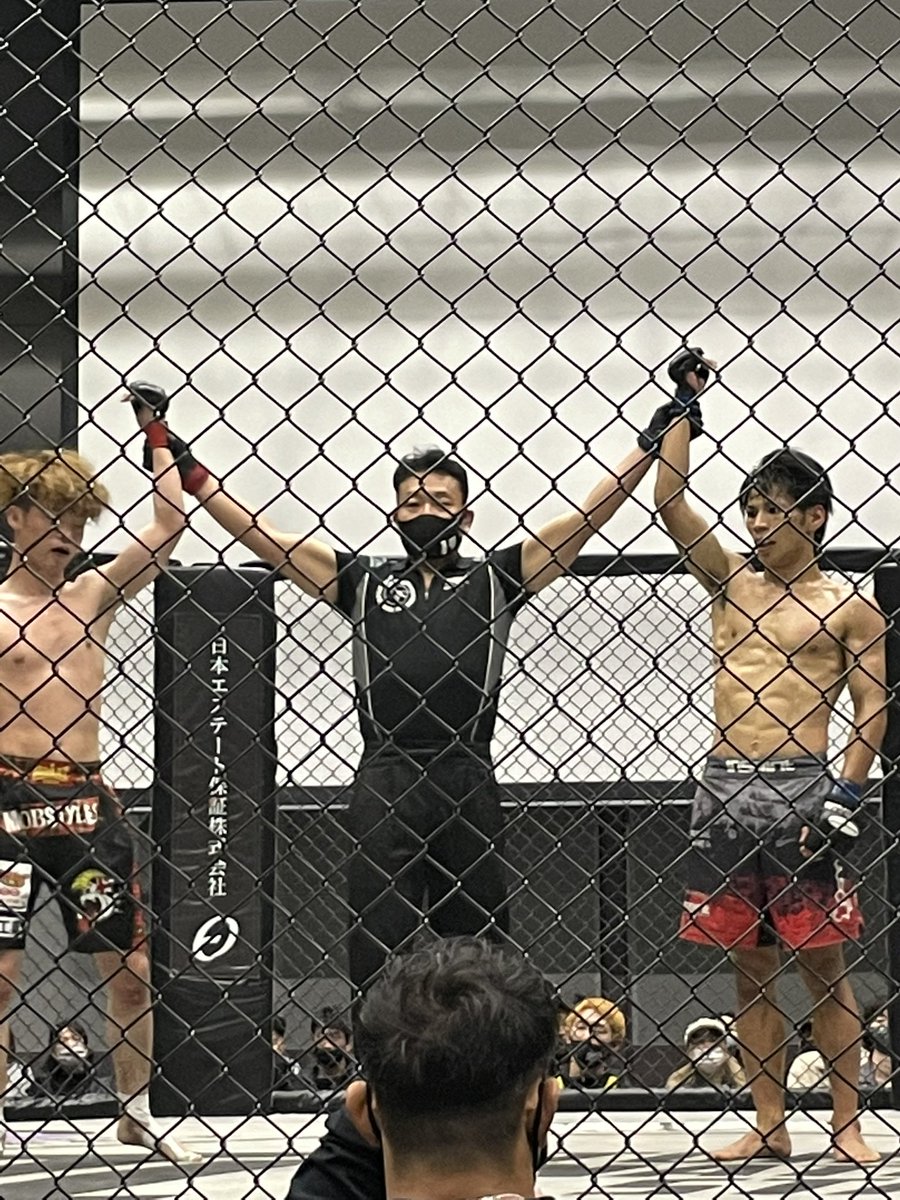 perry_fukuyama's tweet photo. 昨日は後輩達の試合を観に香川まで行って来ました。
デビュー戦の2人もメインの武も素晴らしい試合でした。
みんなの試合観て次は自分の試合があると思うと足の震えが止まりません。
#force14
#FORCEGIG
#総合格闘技道場BURST https://t.co/G6R1RKeG8l