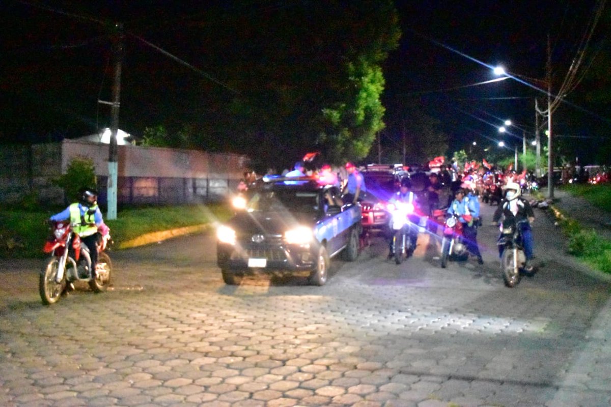 VivaNicaragua13's tweet photo. #VosDecidis2021 🗳

⚡ Familias de León salen en caravana a recorrer las calles de la ciudad en celebración a los resultados del proceso electoral 2021, y esperando conferecia del Consejo Supremo Electoral. 

https://t.co/55O9MQiwxe 🌐 https://t.co/z7meeOgjkt