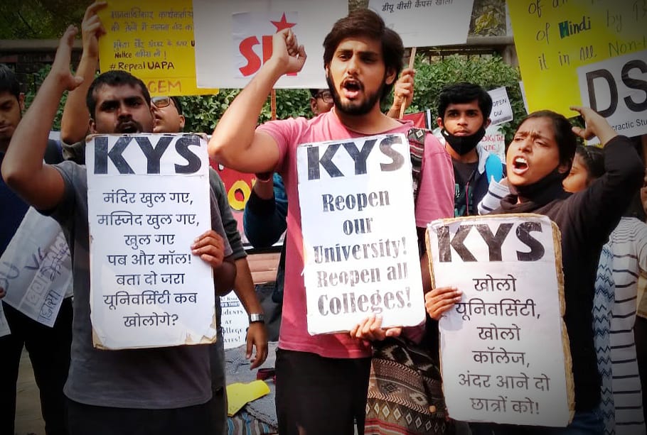 krantikari_yuva's tweet photo. KYS joined the indefinite strike for DU campus reopening. It should be known that following the hunger strike, the protesting students were assured by the DSW on 29th October that the university would release the notification related to physical classes within a week. 

(1/2) https://t.co/XviYLh0bwj