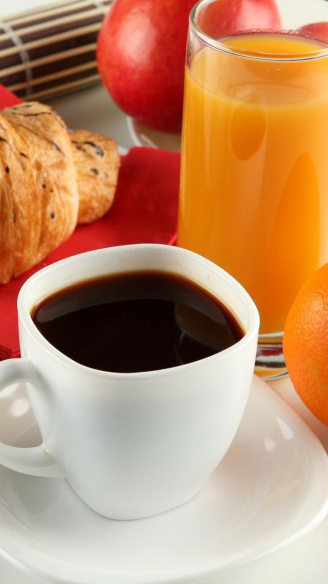 Апельсиновый сок на завтрак. Завтрак с кофе. Чай на завтрак. Кофе с апельсиновым соком. Завтрак с апельсиновым соком.