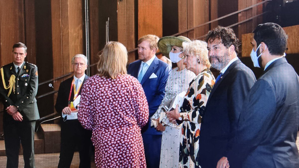 Eefdegraaffilm's tweet photo. Meeting the king and queen of #theNetherlands at the #worldexhibition in #Dubai to talk about my #artwork #educationproject and #film #sustainable #islands in the #Dutch #pavilion of #V8 with #moniqueruhe #nienkegelderloos #theojanssen #joepvanlieshout https://t.co/yyFlDriuYF https://t.co/4aaWgsZAGl