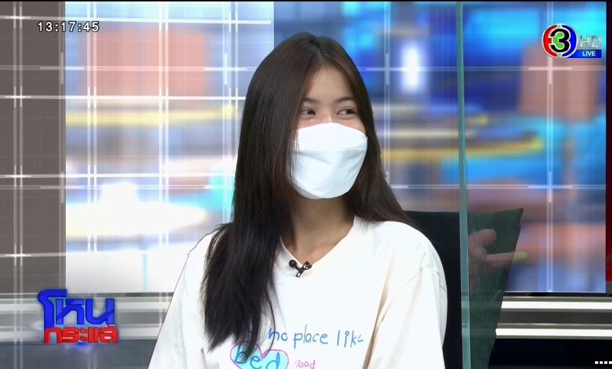 พี่หนุ่มถามว่า ทำไมยังหน้าระรื่นได้อีก นางตอบว่า ก็รู้สึกผิด แต่หน้าเป็นแบบนี้อยู่แล้ว โถอีดอกกกกก นี่มึงรู้สึกผิดแล้วเหรอคะ สงสารแม่มึงอะ มาร้องไห้ขอโทษแทนลูก 
#โหนกระแส