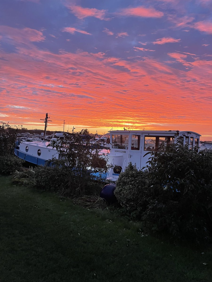 elbonharas's tweet photo. New #ViewFromTheWheelHouse #BoatsThatTweet #ItsABargeLife #lifesbetterbywater βοΈβοΈβοΈβοΈβοΈ#sunrisephotography βοΈβοΈβοΈβοΈ https://t.co/dCR9Ic64HS
