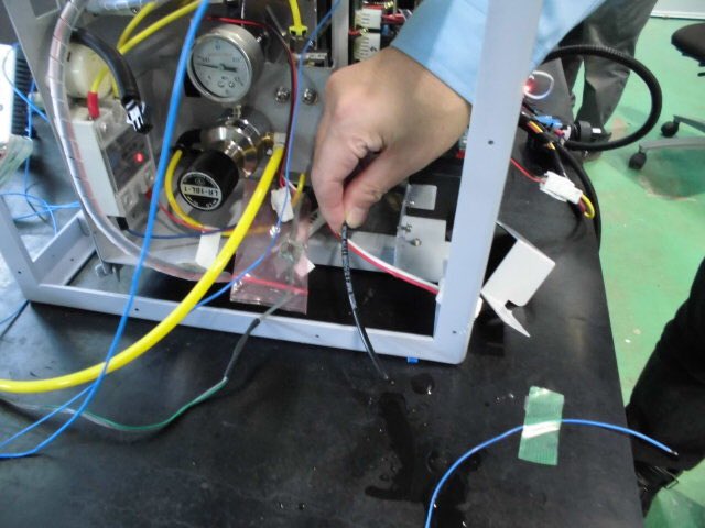 abios_1's tweet photo. 机の上の水溜まりが見えますか？💧
これは純水です
燃料電池が、電気⚡️とこの水💧を生み出しました✨ https://t.co/s0Vq6stf4C