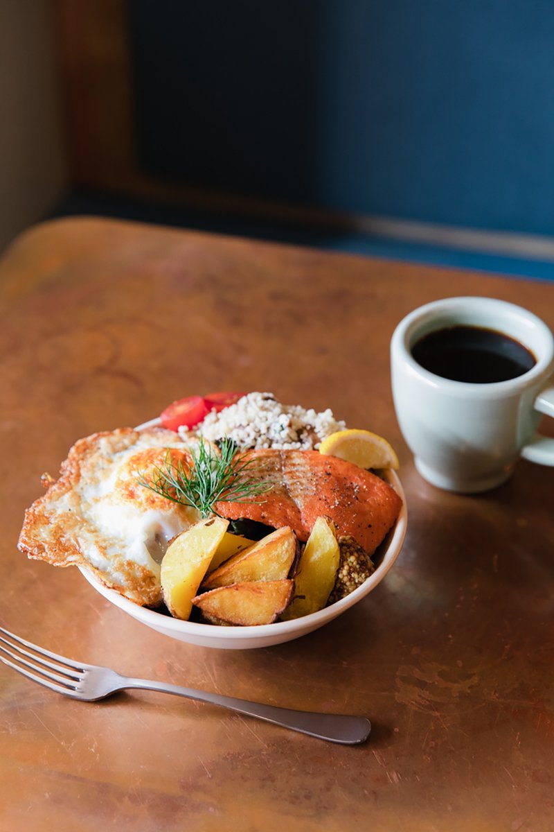 渋谷・西原で人気の〈パドラーズコーヒー〉が中野に開いた2号店。モーニングから夕暮れの一杯まで、オールデイ楽しめるダイナーの内部をたっぷりご紹介。こだわり抜いたインテリアにも注目です。
⇒ ow.ly/TRQv30rZojg