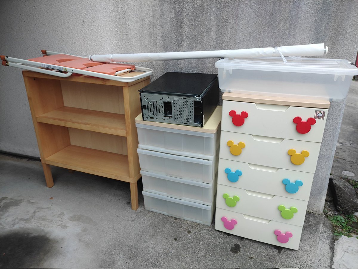 Declutteringdad's tweet photo. 断捨離その51。

引出し×2、棚、PCケース、脚立、ロールスクリーン。

「収納を減らせ！」という片付け名���達の言葉を少しずつ実行しています。

#断捨離
#一日一捨
#捨て活 https://t.co/vG5Bk3zLZw