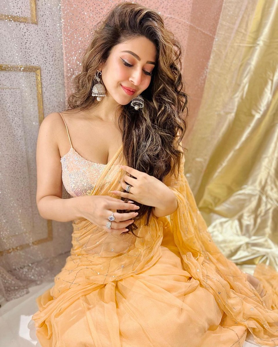 Ragalahari's tweet photo. Gorgeous #SonarikaBhadoria 😍 https://t.co/Mhnbnh1Xz3