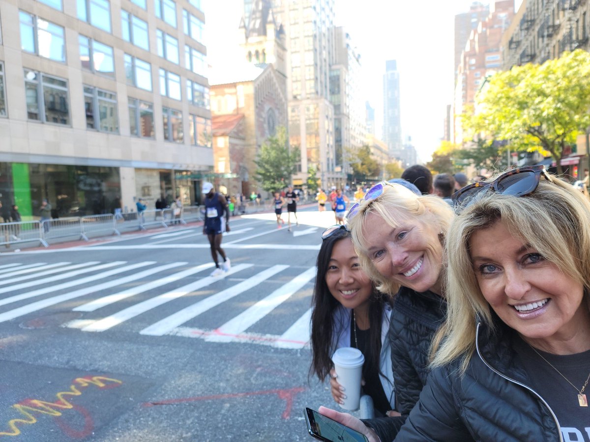 daslekim's tweet photo. Amazing day at @nycmarathon supporting the @Sprinklr family 💕 Congratulations to all of the runners! #sprinklrlife #TCSNYCMarathon https://t.co/34gibNQoiq