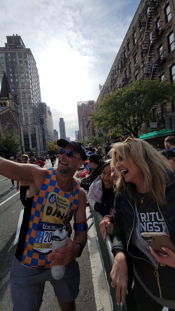 daslekim's tweet photo. Amazing day at @nycmarathon supporting the @Sprinklr family 💕 Congratulations to all of the runners! #sprinklrlife #TCSNYCMarathon https://t.co/34gibNQoiq