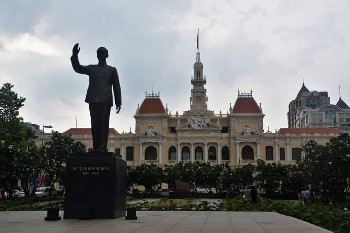 ViettinT's tweet photo. The #SaigonCityHall, opened in 1908, is known as the "#HôteldeVille". It is an imposing building with #French influence and was modeled on the #ParisCityHall. There is a large statue of #UncleHo in front of this remarkable building. https://t.co/O0rtzGOm8U