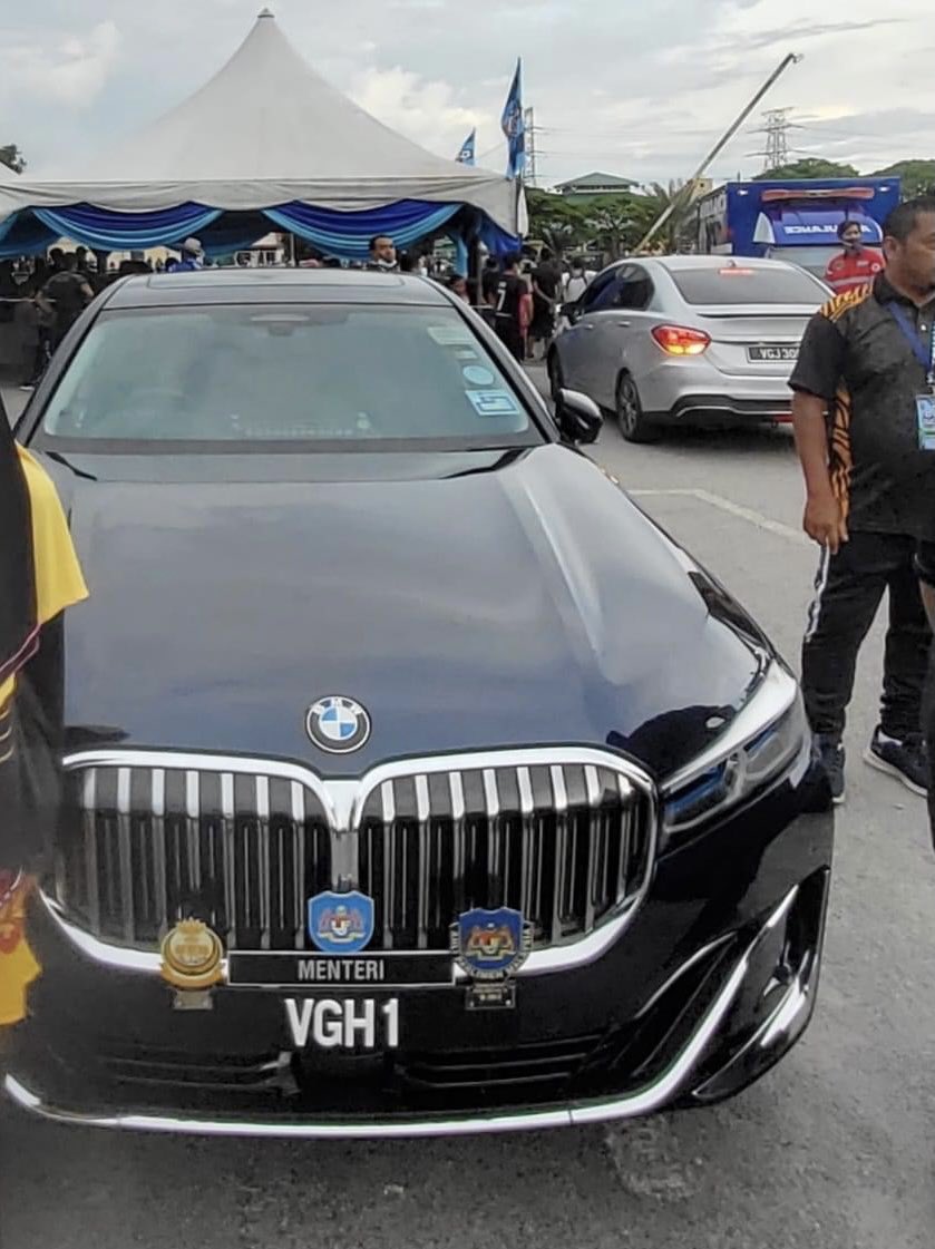 perakleaks's tweet photo. Menteri mana ni ? Siap pakai BMW kome 

@HermyRahim @zack_rockstar https://t.co/Jb27XvPiMZ