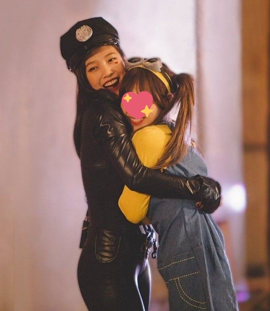 31 de Octubre.

—Halloween era de las fechas favoritas para la familia y este año Joy y su suegra <a href="/SelenxB/">Selena</a> acordaron que cada una elegiría el disfraz que usaría la otra. Entonces Joy termina vestida de policía y elige para Sel un disfraz acorde a su tamaño, y con mucho cariño.—