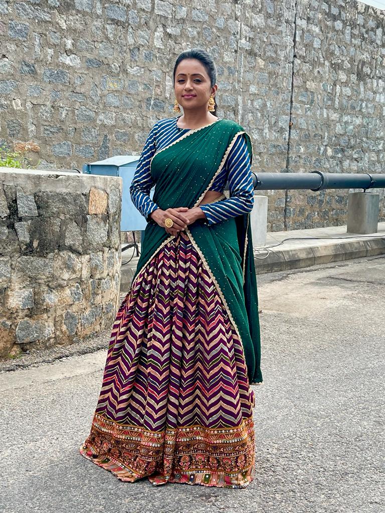 ItsSumaKanakala's tweet photo. Throwback pictures from this Diwali at Cash.
Styling: @veena353
Outfit: @kavithamuratee_the_label
Jewellery: @neelimatelukuntla
MUA: @makeupby_sathya
Hair by: @ramesh_makeupstudio
#suma #sumakanakala #AnchorSuma #cash #cashprogram #ootd https://t.co/O12wJ4JLvS