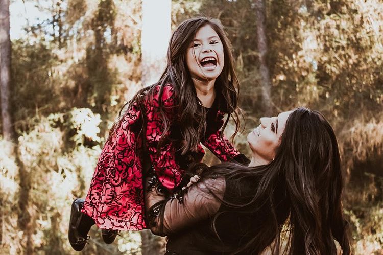 emilyestrada39's tweet photo. Ahhh I’m excited to take our yearly Christmas pictures this year with my little one ♥️ #finallybooked #thesesareoldChristmaspics #IMSOEXCITED🎄 https://t.co/3wFBLS1xIe