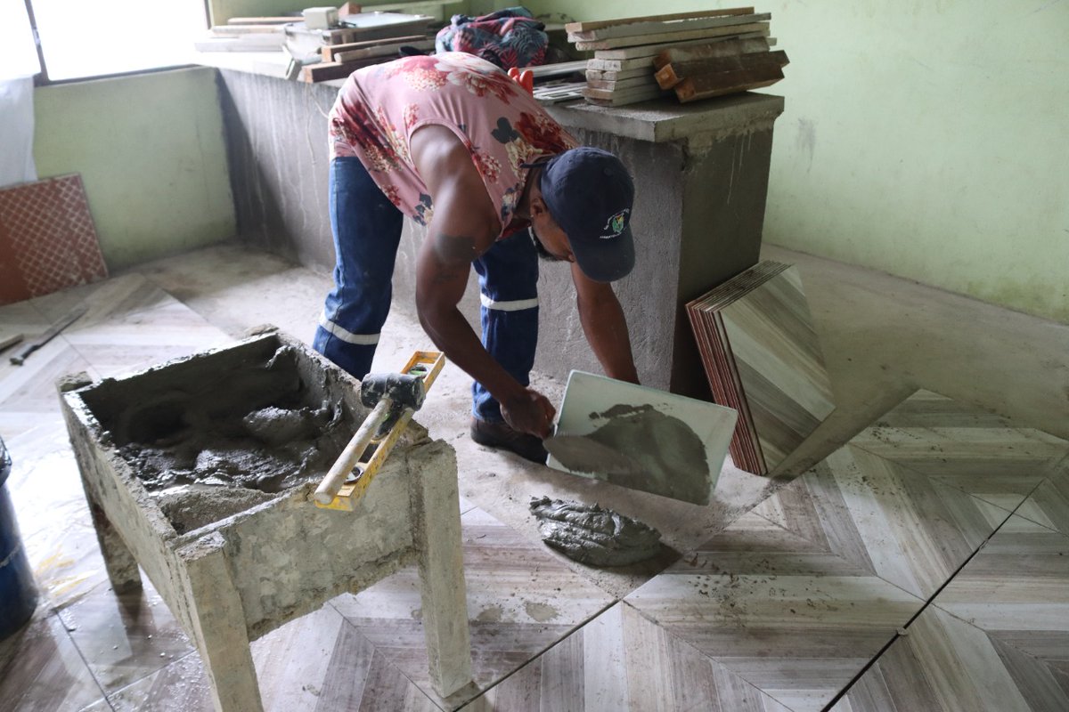 Larry_vite's tweet photo. 19 D E - N O V I E M B R E #LACasaComunal
Continuamos con nuestro proyecto de casas comunales, en la Cdla. 19 de Noviembre realizamos la colocación de cerámica como parte de la intervención que realizamos en esta infraestructura para ser entregada
Administración 19-23 https://t.co/wGCdDRRS2p