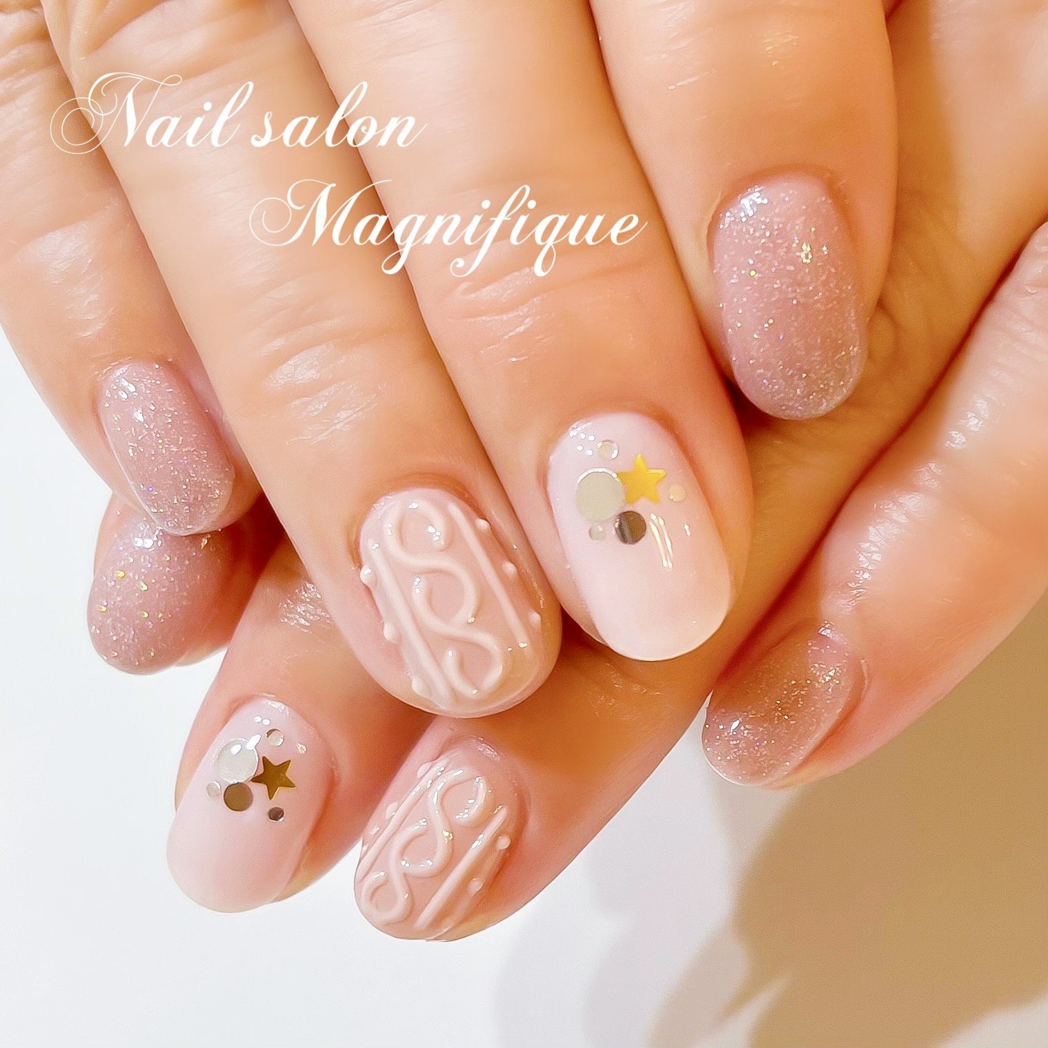 Nailsalon Magnifique Nail Nailsalon ネイル ネイルサロン ジェルネイル ネイルデザイン 冬 秋 秋冬ネイル ニット ニットネイル かわいい もこもこ ピンク ダスティピンク ピンクベージュ 星 スター 大人ネイル 上品ネイル オフィス