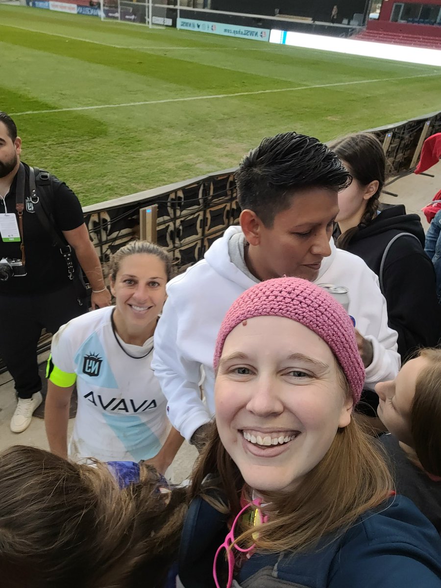 BilloFoSho's tweet photo. Huge shout out to @CarliLloyd. Didn't get the result u wanted today but still took the time to greet ur fans. Class act. Also had a chance to chat with ur parents today. I'm so glad u are leaving the game u love to finally spend time with the people u love. Thank you Carli! #GOAT https://t.co/gU48kLMKMG
