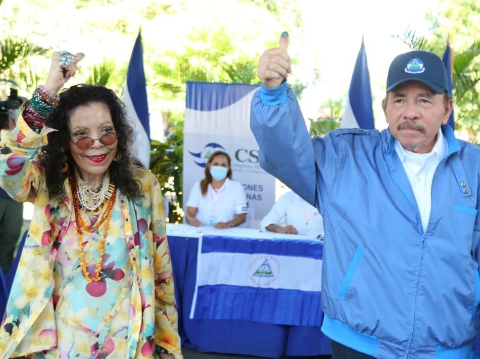 Joselopezpsuv's tweet photo. #7Noviembre una fecha histórica para el pueblo nicaragüense, que hoy celebra la victoria y continuación de la Revolución Sandinista, liderada por Daniel Ortega @PresidenciaNI y el @FSLN.
El pueblo chavista de #Venezuela se une a esta celebración!!
#EleccionesSoberanas2021 https://t.co/SGlrqsrFlb