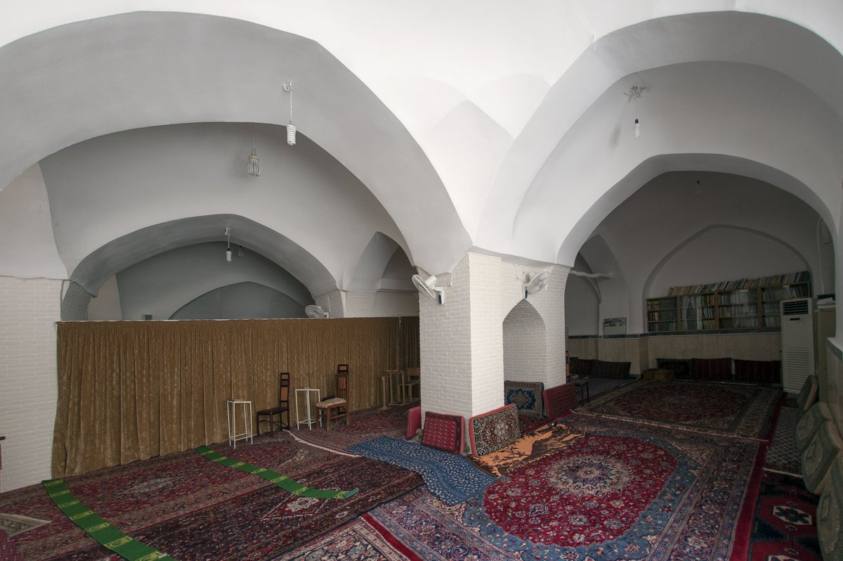qom_cthh's tweet photo. مسجد تاریخی پنجعلی قم در خیابان چهار واقع شده است. قدمتی مربوط به قرن نهم هجری دارد یکی از گذر های تاریخی شهر هم در نزدیکی این مسجد قرار داشته و با نام همین مسجد یعنی گذر پنجعلی شناخته می شود. 
#میراث_فرهنگی
#مسجد_عشقعلی
#قم https://t.co/rmgjPbx3K7