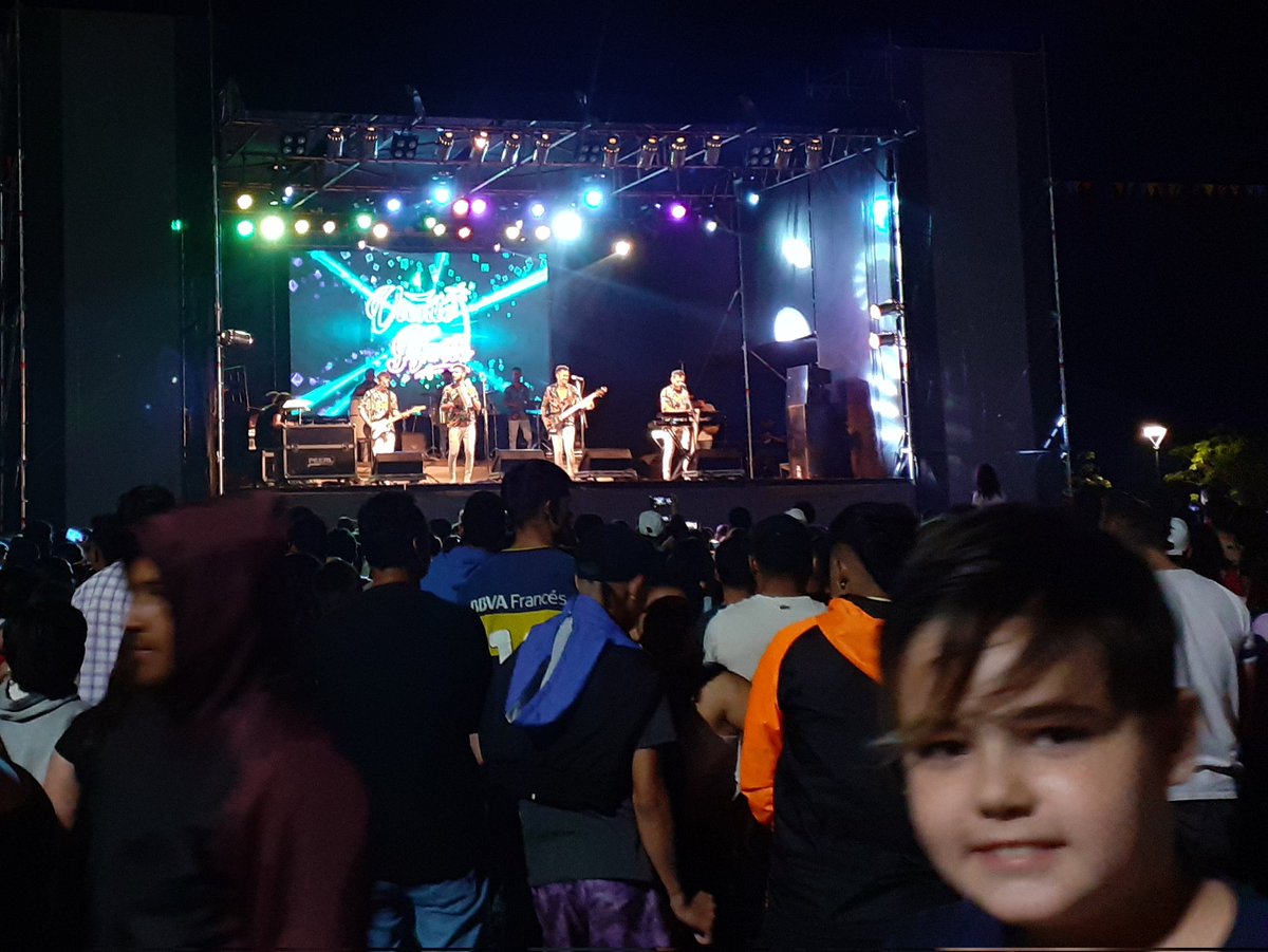 Yo sacando foto a <a href="/vientonorteweb/">Viento Norte</a>, el nene sonriendo para la foto, si cariño vos robate el protagonismo, no pasa nada