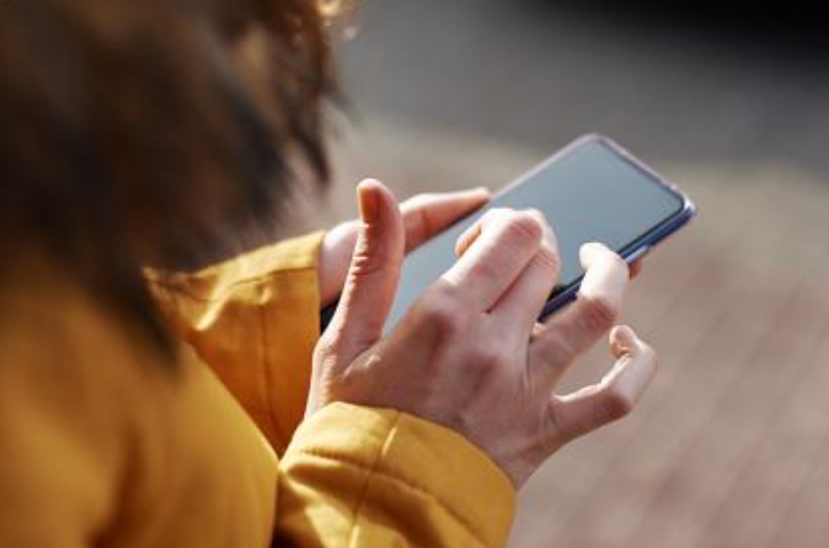 Фотографирует на айфон. Помощь смартфону. Помощь смартфону. Медицинские гаджеты. Помощь смартфону.