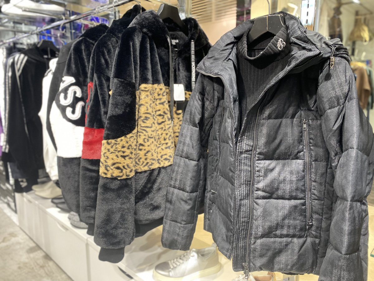 yuki_hydey's tweet photo. SHIBUYA ZY.オープンしてます！

段々と寒くなってきましたが冬物の準備はできましたか？？

冬もオシャレにコーディネートできるアイテム揃ってるので是非チェックを👀

#shibuyazy.
#BUFFALOBOBS https://t.co/DP2B7qL6aa