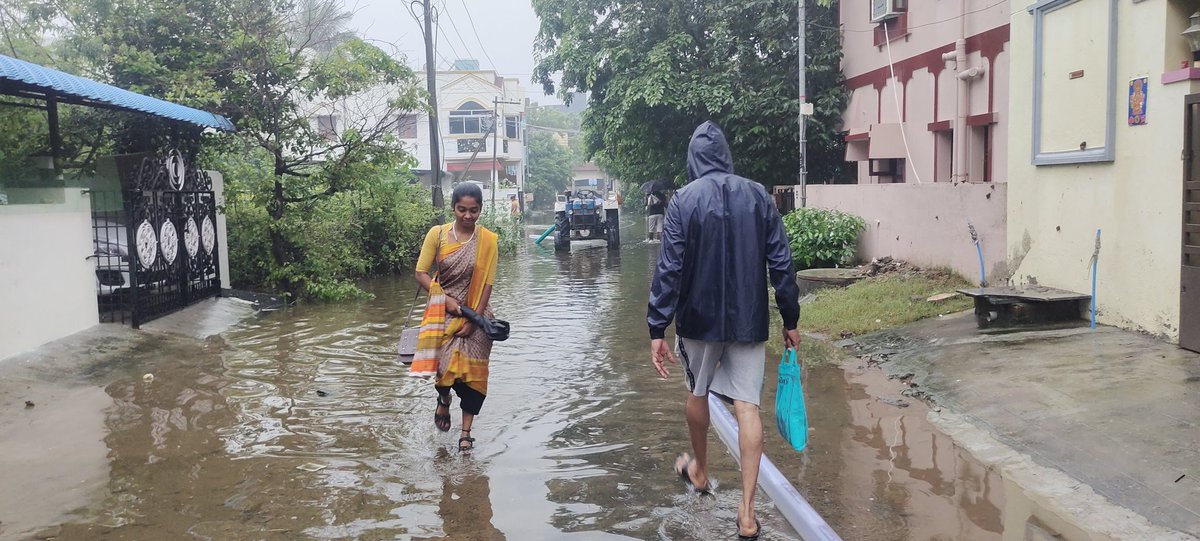 ActSathishkumar's tweet photo. மடிப்பாக்கம் ஏரி இருப்பினும் வடிவதற்க்கு வழியே இல்லை இப்பகுதி தனி தீவு போன்று உள்ளது இதில் 50 வீடுகள் பாதிக்கப்பட்டுள்ளன. தனியாக இப்பகுதி உள்ளதால் கவனம் பெறவில்லை ஐயா விரைவாக நீரை வெளியேற்றி இப்பகுதியில் ஒரு வடிகால் ஏற்படும் செய்து ஒரு நிரந்தர தீர்வு வேண்டும் ஐயா @mkstalin https://t.co/IYdUFgq2NC