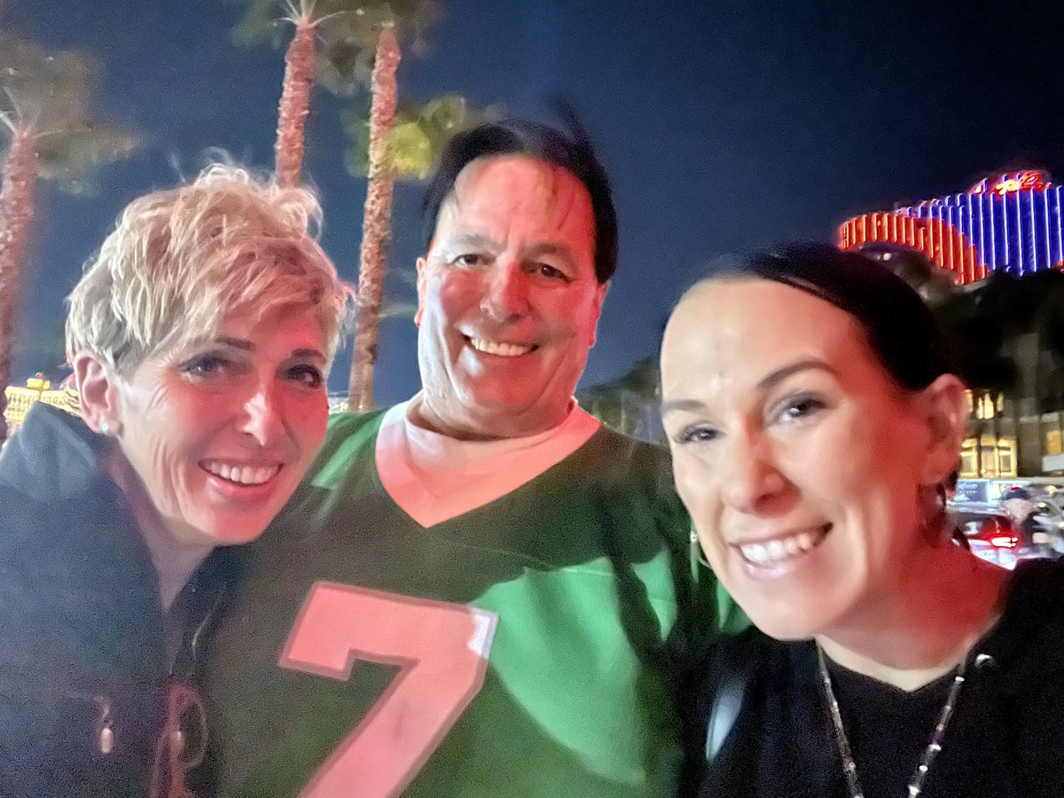 dmoongirl's tweet image. In 2016 I got to play w/Tricia who was (reluctantly) put into the main by her husband to celebrate his bday. She spent most of the day trying to bust &amp;amp; we had so much fun I was sad when she finally succeeded. So happy to reunite &amp;amp; see her (willingly 😊) playing again. #PokerIsFun