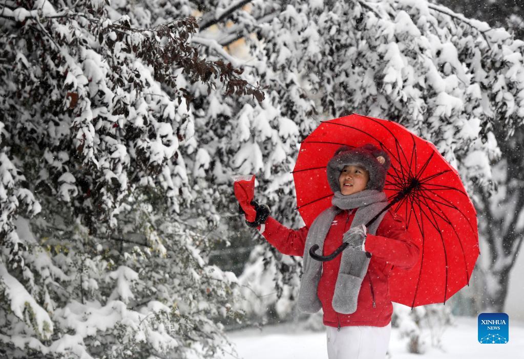 дождевой дождливый. замерзший китайский мальчик. китай похолодание. снегопад в китае. китай похолодание.