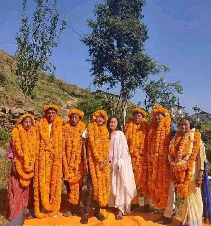 २०७८ सालको पबित्र भाइटिकामा सबैभन्दा उत्कृष्ट तस्वीर साथै" बिश्वचकित बनाउने फुलमाला पहिरन😍🤗💐✨बर्ष को एक पटक आउँने चाड हो यति गर्नु पर्छ्😍😍☺️❣️