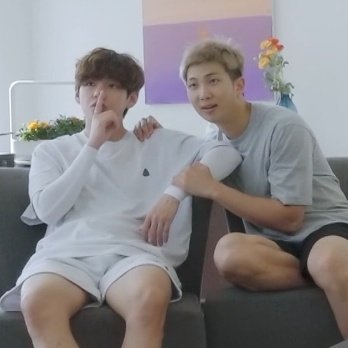 24moving_on's tweet photo. 귀 먹방하는? 김텽 볼 때마다 멍뭉수인 김람줂 귀 맨날 괴롭히는 뷔랩 보고싶음

드라이기 짱 싫어하고 청소기 짱 싫어하고 포트 물 끓이는 소리나면 준레벌떡 뛰어서 주방 오더니 물어보지도 않았는데 지는 짜장 하고 손 번쩍 들고 외치고요
근데 잘 때 김텽이 자꾸 같이 자자고 안아오면 싫다고 밀어 https://t.co/bIvWzNKuxe