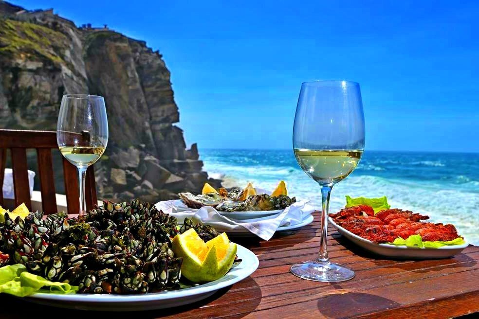 обед на берегу. столик с видом на море. обед на берегу моря. завтрак у моря. ужин на пляже.