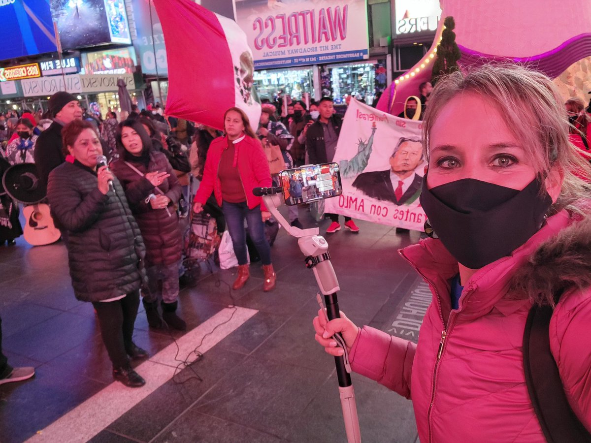 elitvoficial's tweet photo. Llegan a #NewYork mexicanos de todas partes, se vive con gran emoción la llegada de @lopezobrador_ a la #ONU #noviembre9 https://t.co/3JALGpa4tI