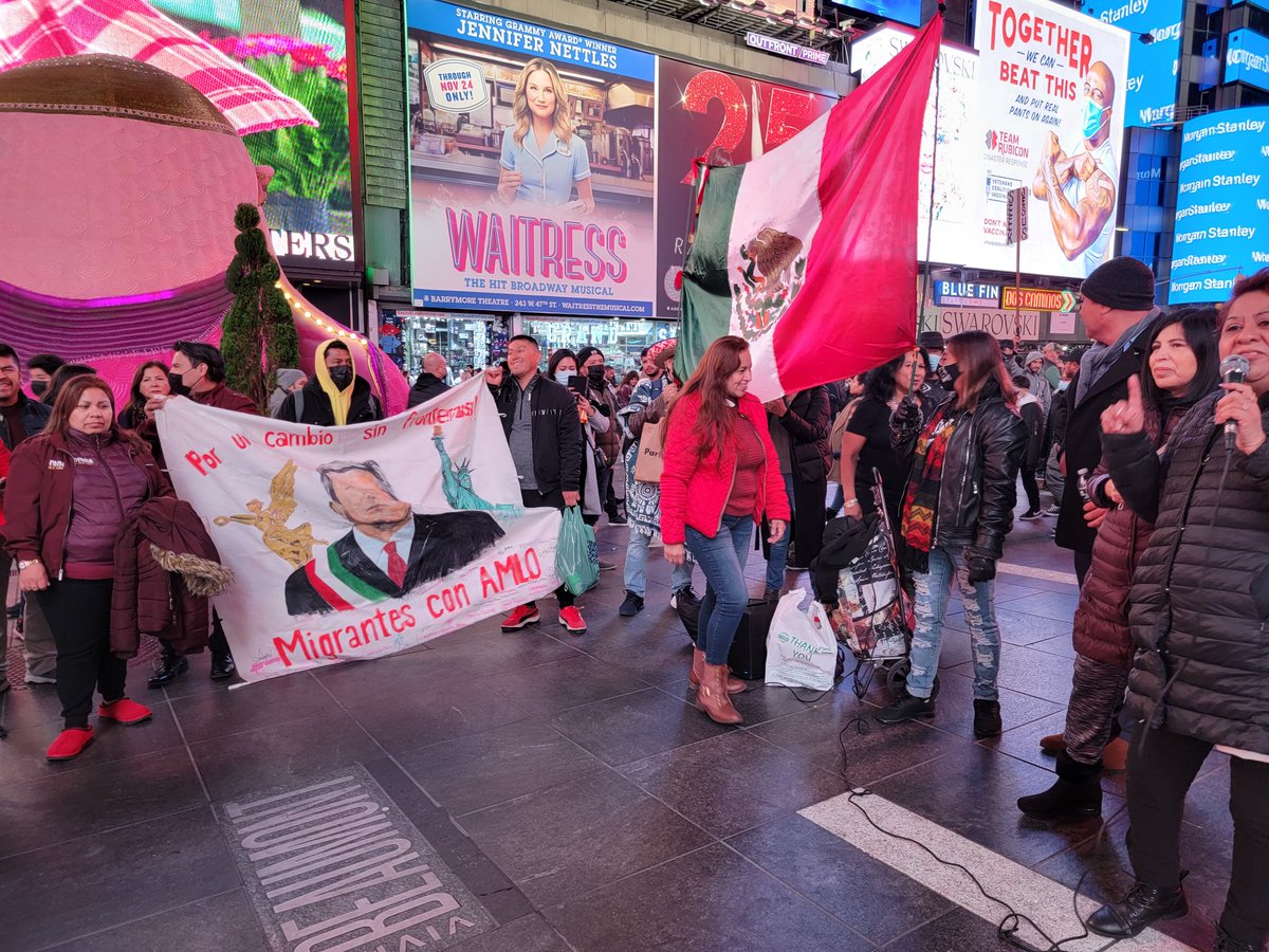 elitvoficial's tweet photo. Llegan a #NewYork mexicanos de todas partes, se vive con gran emoción la llegada de @lopezobrador_ a la #ONU #noviembre9 https://t.co/3JALGpa4tI