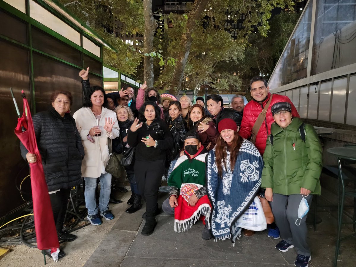 elitvoficial's tweet photo. Llegan a #NewYork mexicanos de todas partes, se vive con gran emoción la llegada de @lopezobrador_ a la #ONU #noviembre9 https://t.co/3JALGpa4tI