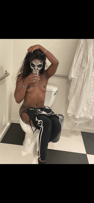 1 pic. Goodnight bitches ??? https://t.co/MqedWGXiiB