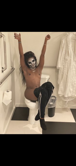 3 pic. Goodnight bitches ??? https://t.co/MqedWGXiiB