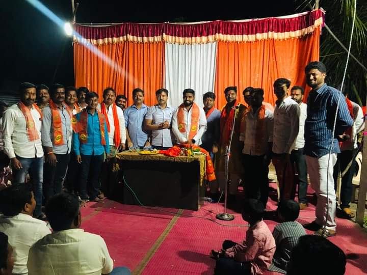 PatilKailasB's tweet photo. बारातेवाडी ता. कळंब येथे @IMyuvasena शाखेचा शुभारंभ खासदार मा. @Om_Rajenimbalkr जी यांच्यासह शिवसैनिक, ग्रामस्थ यांच्या उपस्थितीत करण्यात आला. https://t.co/2gy061hY4p