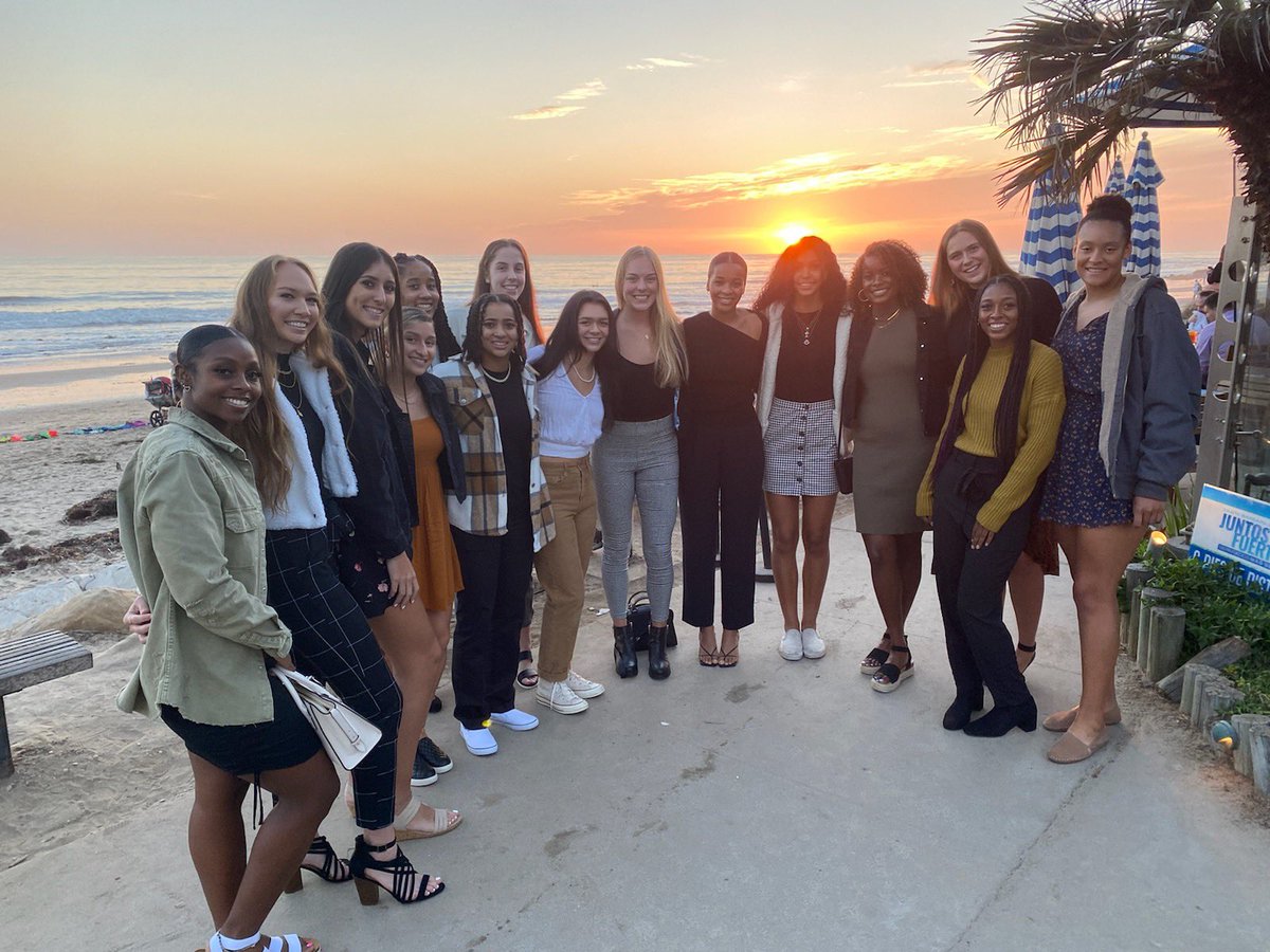 BHenrickson_'s tweet photo. A busy weekend Volunteering at Page Youth Center and practice. Nice to get together on a beautiful evening for a team dinner.
Proud of this team for the commitment they make to each other, UCSB & our Community!
#CleanedUpNiceπ€©ππ https://t.co/r3o8CFeqGZ