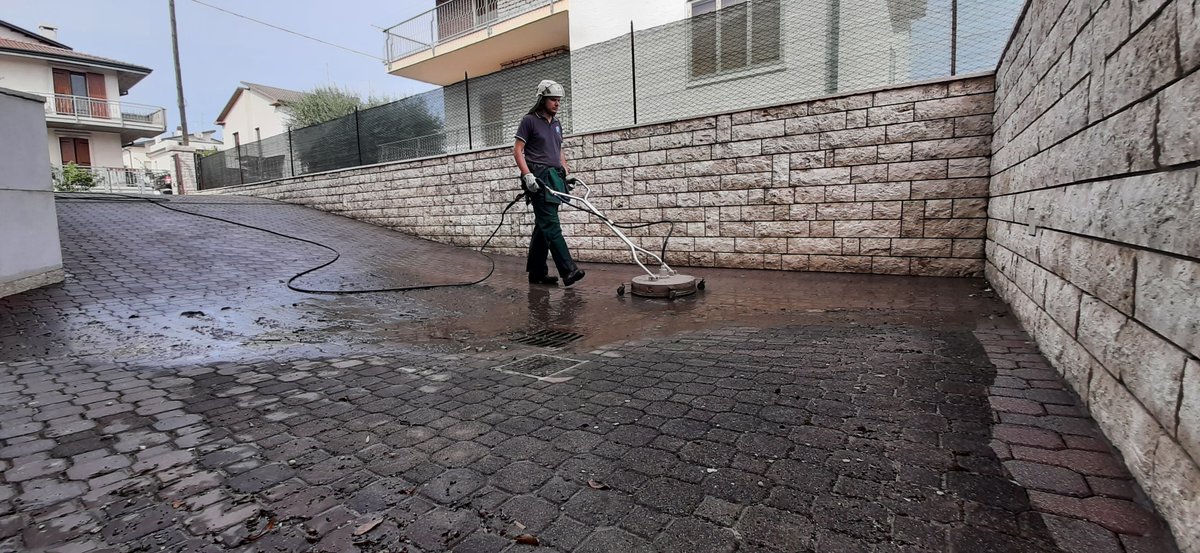 Come pulire il cortile di casa?

Scopri il servizio di pulizia per le aree esterne con sistema <a href="/iDROwash/">iDROwash</a>

Per informazioni e preventivi iDROwash.it

#cortile #autobloccanti #betonelle #casa #condominio #pulizia #lavaggio #idrowash