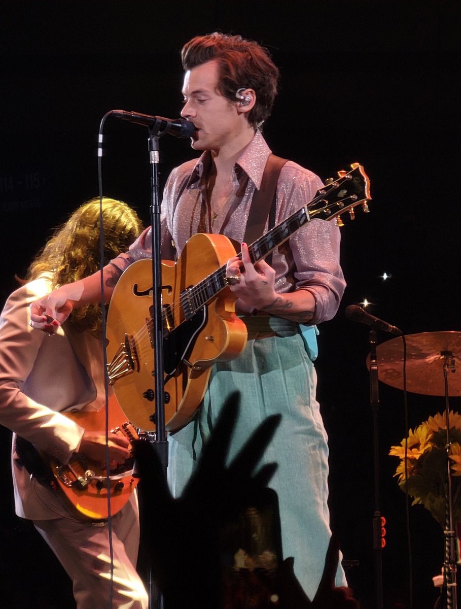 hsdaily's tweet photo. Harry on stage tonight in Tacoma, WA - November 7 (via @gnightngoIden) https://t.co/22Po38eGuv
