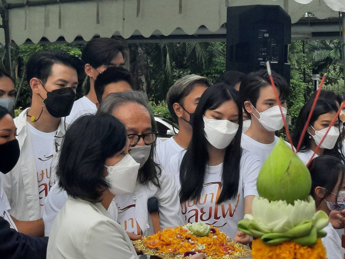 เริ่มต้นบวงสรวงก็ปังแบบไม่มีอะไรกั้น

ขอให้การทำงานราบรื่น ผลงานประสบความสำเร็จตามที่หวังนะคะ

ขอบคุณทาง JSL ครูช่าง และ ThaiPBS ที่ให้โอกาสและมอบบทสำคัญ

ของเรื่องให้  "เฌอปราง อารีย์กุล" 

เหล่าแมวของเฌอปรางจะรอชมนะคะ

Cherprang Actress

#บวงสรวงบุษบาลุยไฟ 
#CherprangBNK48