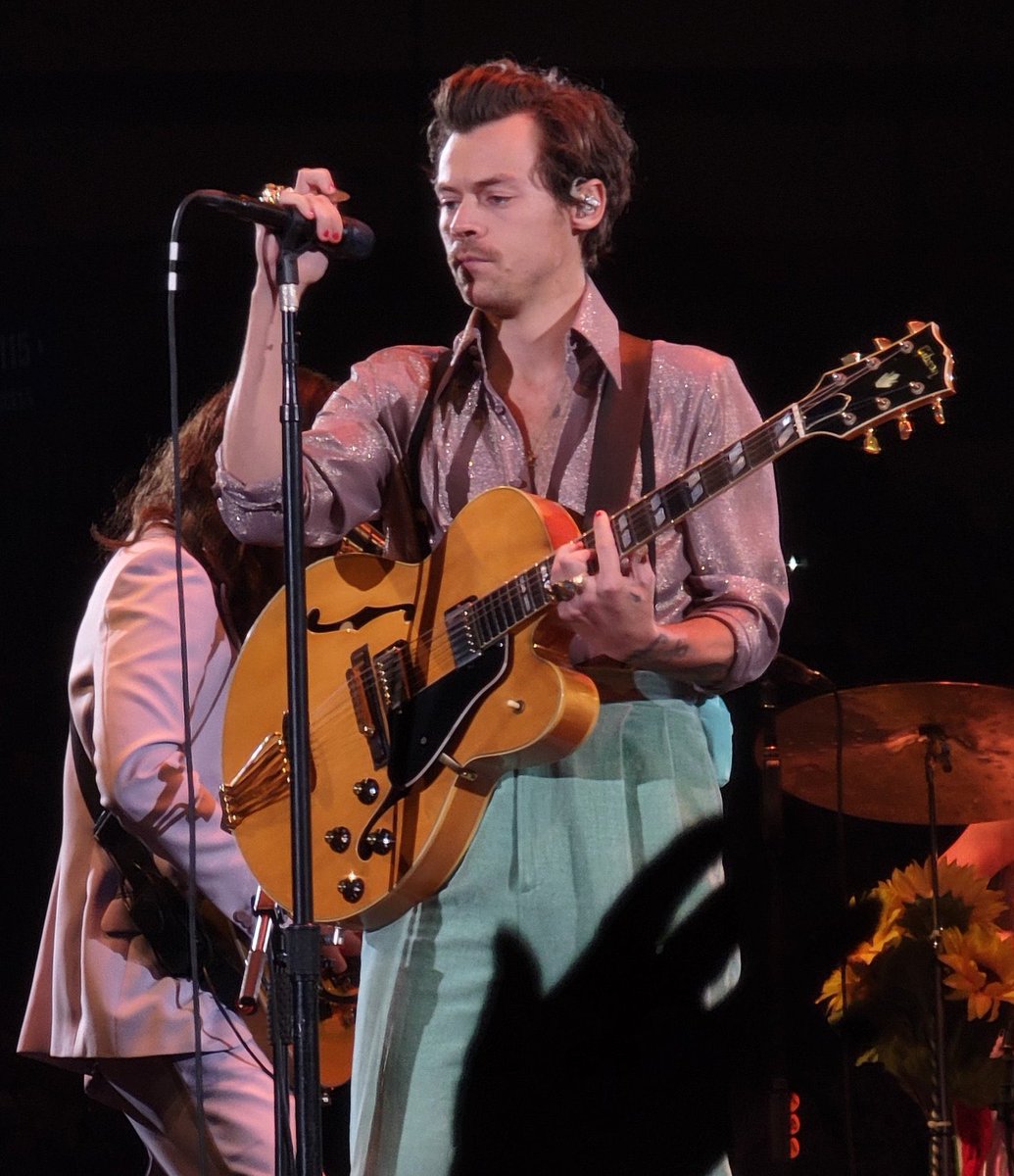 TheHarryNews's tweet photo. Harry on stage in Tacoma #LoveOnTourTacoma
Via gnightngolden https://t.co/krUv9aCxfR