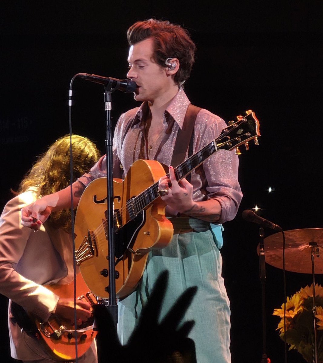 TheHarryNews's tweet photo. Harry on stage in Tacoma #LoveOnTourTacoma
Via gnightngolden https://t.co/krUv9aCxfR