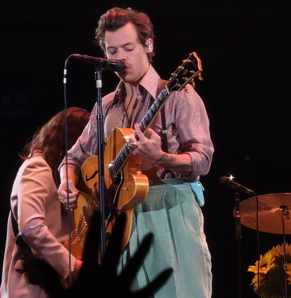 TheHarryNews's tweet photo. Harry on stage in Tacoma #LoveOnTourTacoma
Via gnightngolden https://t.co/krUv9aCxfR